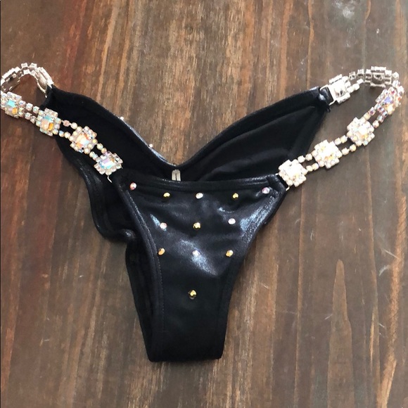 Competition bikini - Picture 3 of 5